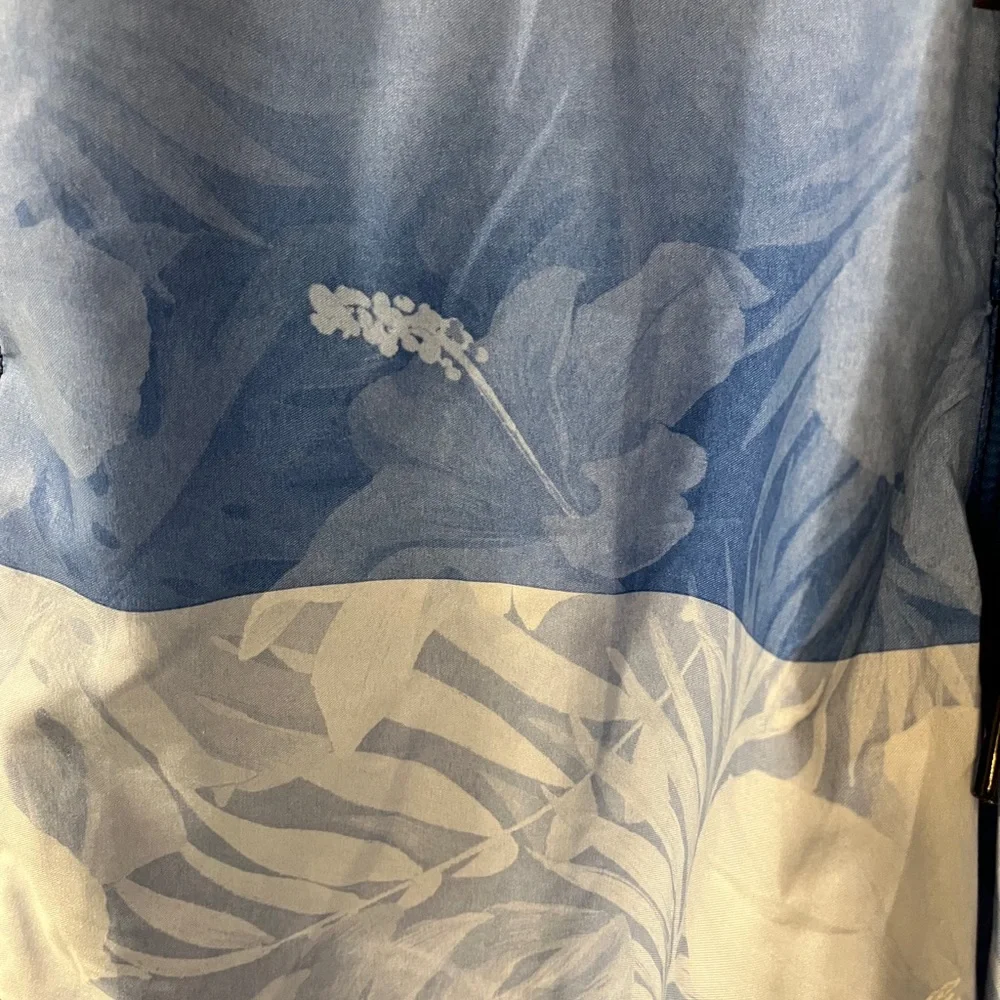 Men’s size medium blue striped floral Quiksilver swim trunks